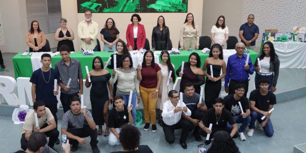 Formatura EJA simone assis